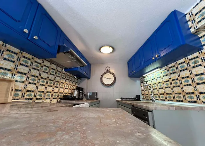 Retro House With Garden In Anopoli